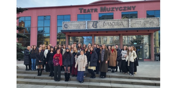 Młodzież II LO na spektaklu w Teatrze Muzycznym w Łodzi. 